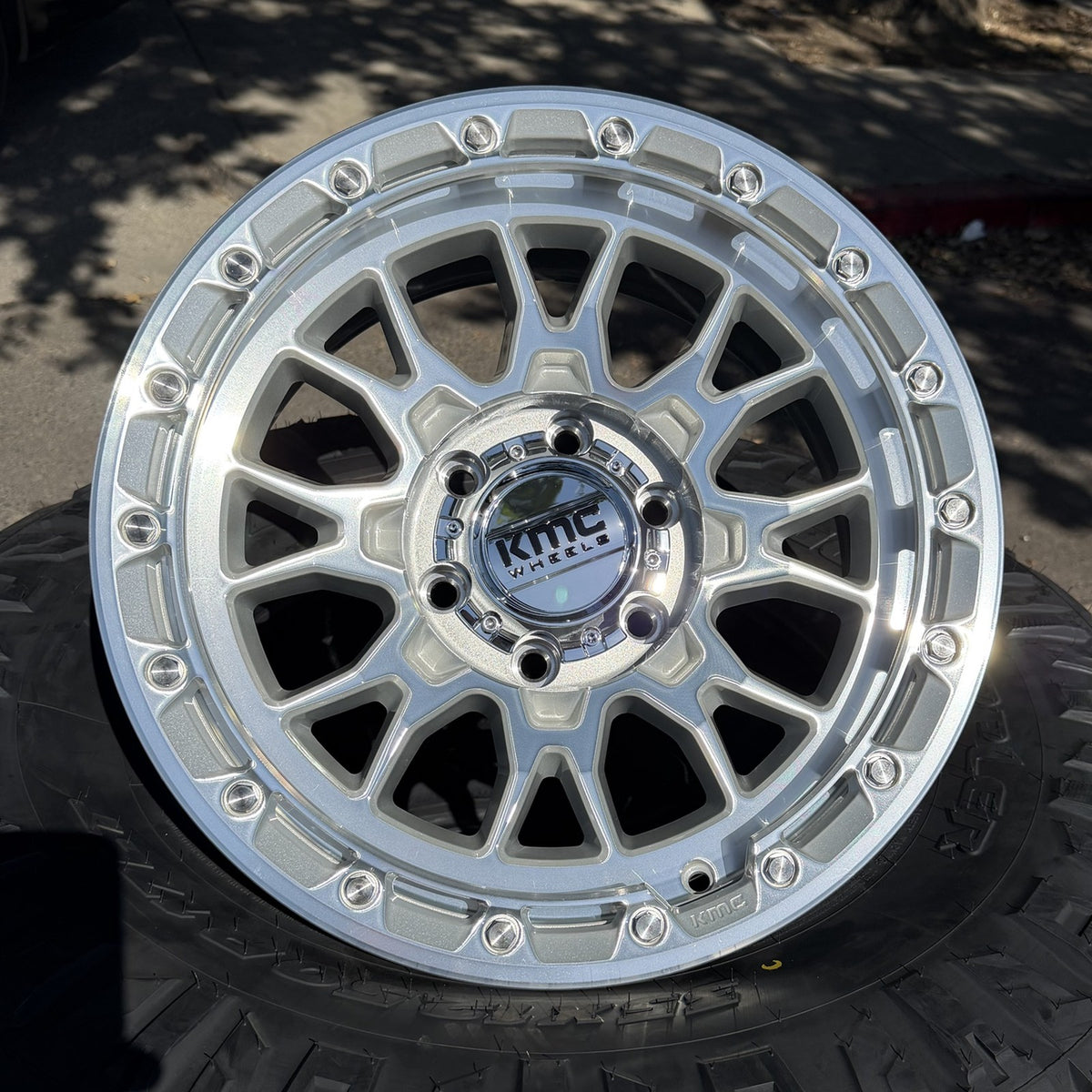 KMC KM558 Imperial 17x8.5 Gloss Silver Machined wheel
